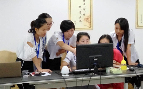  美女們互相交流學習，氣氛有點嚴肅啊